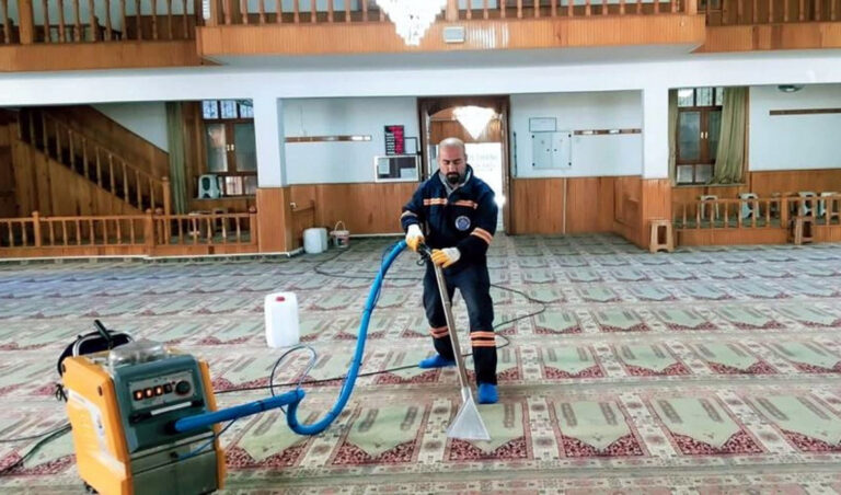 AKDENİZ’DE İBADETHANELER ARALIKSIZ TEMİZLENİYOR